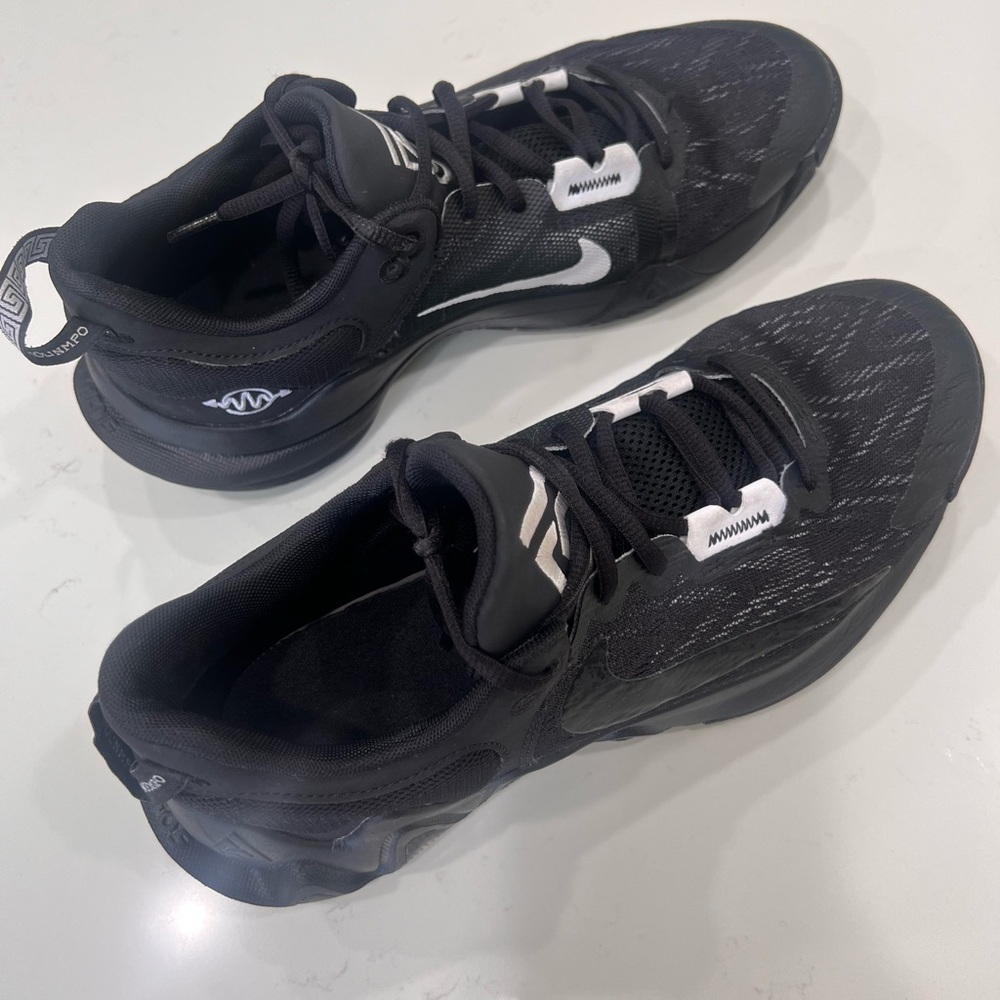 Black basketball shoes aize 9.5 mens - Picture 3 of 5